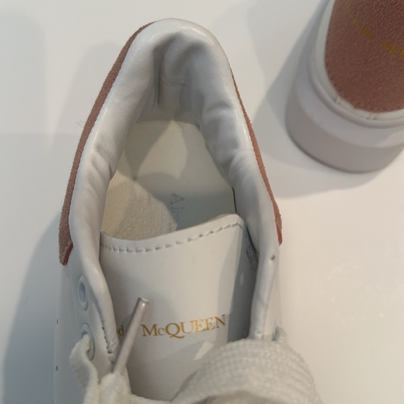 Alexander McQueen look a likes - Picture 3 of 3